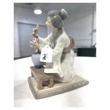 LLADRO "JAPANESE GIRL DECORATING" PORCELAIN