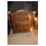 1930S MAJESTIC CATHEDRAL RADIO