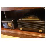 TWO VINTAGE NON-WORKING RADIOS