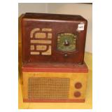 NON WORKING VINTAGE RADIO & PHONOGRAPH