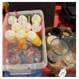 (4) DETROIT RED WINGS PINT GLASSES, (9) PLASTIC..