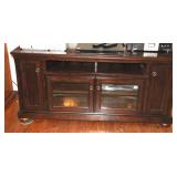 TV ENTERTAINMENT CENTER