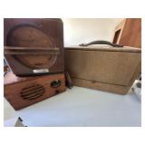 2 SPEAKERS, NON WORKING RADIOS