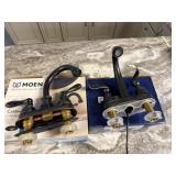 2 faucets MOEN  PEERLESS