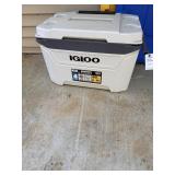 IGLOO 60 Court cooler with heavy duty wheels and