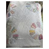 DRESDEN PLATE PATTERN QUILT -