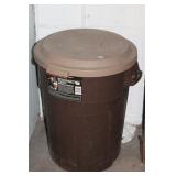 RUBBERMAID ROUGHNECK 32 GAL TRASH CAN