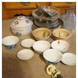 GROUPING: CERAMIC PLATES, BUD VASES, PIE DISH,