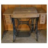 ANTIQUE SINGER TREADLE SEWING MACHINE IN OAK