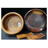 2 WOODEN SALAD BOWLS AND TONGS
