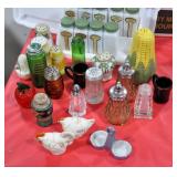 BOX SINGLE SHAKERS, SPICE JARS, SET MISSING 1 JAR