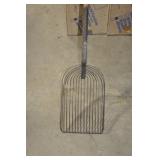 POTATO SIFTING SHOVEL