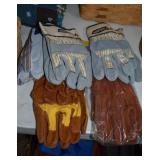 BASKET WITH 7 PAIR GLOVES