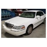 2009 LINCOLN TOWN CAR - VIN# 2LNHM82V19X633857