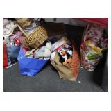 GROUPING: STUFFED ANIMALS, DOLLS, BOOKS, ETC.
