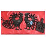 2 CAST IRON ROOSTERS AND 2 CAST IRON TRIVETS
