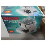 SINGER TINY SERGER OVERDEGING MACHINE