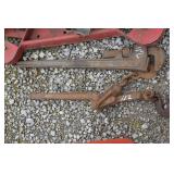 PIPE WRENCH AND CHAIN DOG