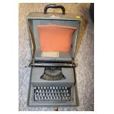 ROYAL COMPANION MANUAL TYPEWRITER WITH CARRY CASE
