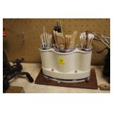 ARTS AND CRAFTS: HOLDER WITH PIPE CLEANERS,