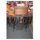 ELDREDGE MFG. CO. TREADLE SEWING MACHINE IN OAK ELDREDGE MFG. CO. TREADLE SEWING MACHINE IN OAK