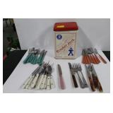 CRACKER JACK TIN WITH ASSORTED KITCHEN FLATWARE CRACKER JACK TIN WITH ASSORTED KITCHEN FLATWARE