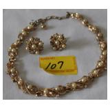 PERAL AND GOLD COLORED NECKLACE AND SCREW ON EAR PERAL AND GOLD COLORED NECKLACE AND SCREW ON EAR