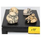 ONE BONE AND 4 PLASTICE ORIENTAL SMALL FIGURES ONE BONE AND 4 PLASTICE ORIENTAL SMALL FIGURES