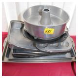12PC CAKE AND BAKE PANS 12PC CAKE AND BAKE PANS