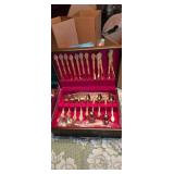 DECORATIVE GOLD FLATWARE SET