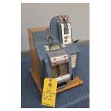 MILLS NOVELTY PENNY SLOT MACHINE