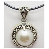 Sterling silver freshwater pearl pendant on