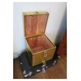 Lot, 2 trunks with vintage linens