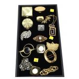 Lot: Costume jewelry Brooches, compacts,