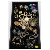 Lot: assorted costume jewelry