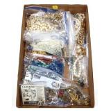 Lot: assorted costume jewelry