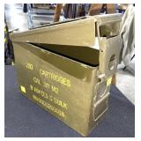 Lot: ammo can with bullets