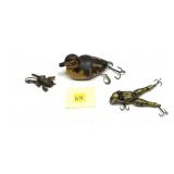 Lot, vintage wooden jointed frog lure and small