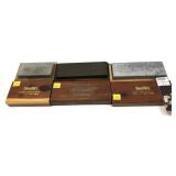 Lot, 3 sharpening stones in wooden boxes