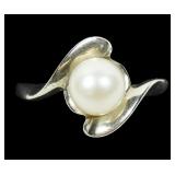 10K White gold 6mm pearl ring in bypass setting,