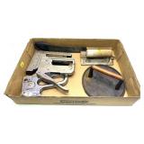 Lot: staplers, machette and presses