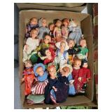 Lot, dolls with crocheted clothes