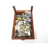 Lot, pinbacks in display box