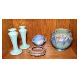Lot: art pottery, includes Roseville, &