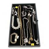 Lot, assorted costume jewelry and brooches