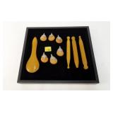 Lot, 10 orange massage tools and pendants