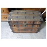Dome top trunk, (32" W x 20" D. x 26" H)