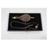 Lot, small ammunition belt and leather shot flask
