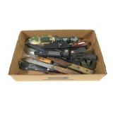 Lot, hunting and other knives, some with sheaths
