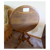 24" Round oak Victorian tilt top table